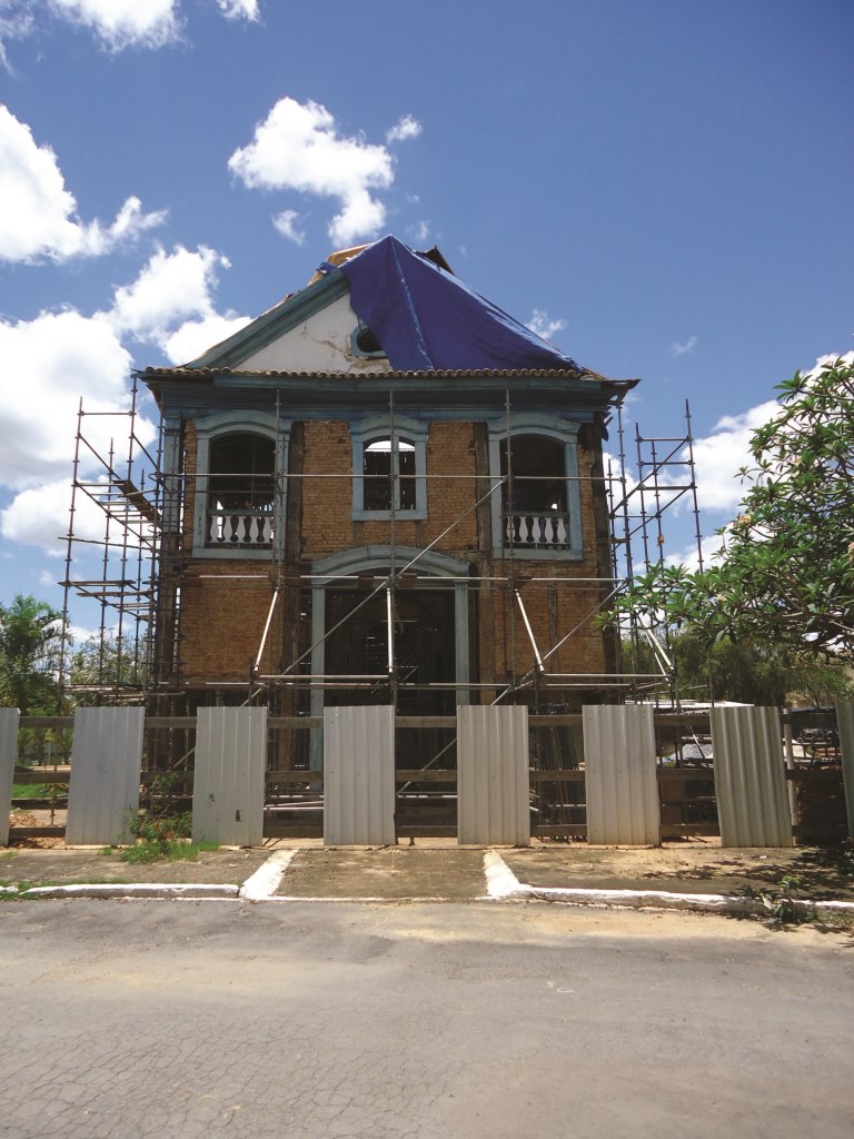 Obra na fachada principal da Igreja do Santíssimo Sacramento no município de Jequitibá